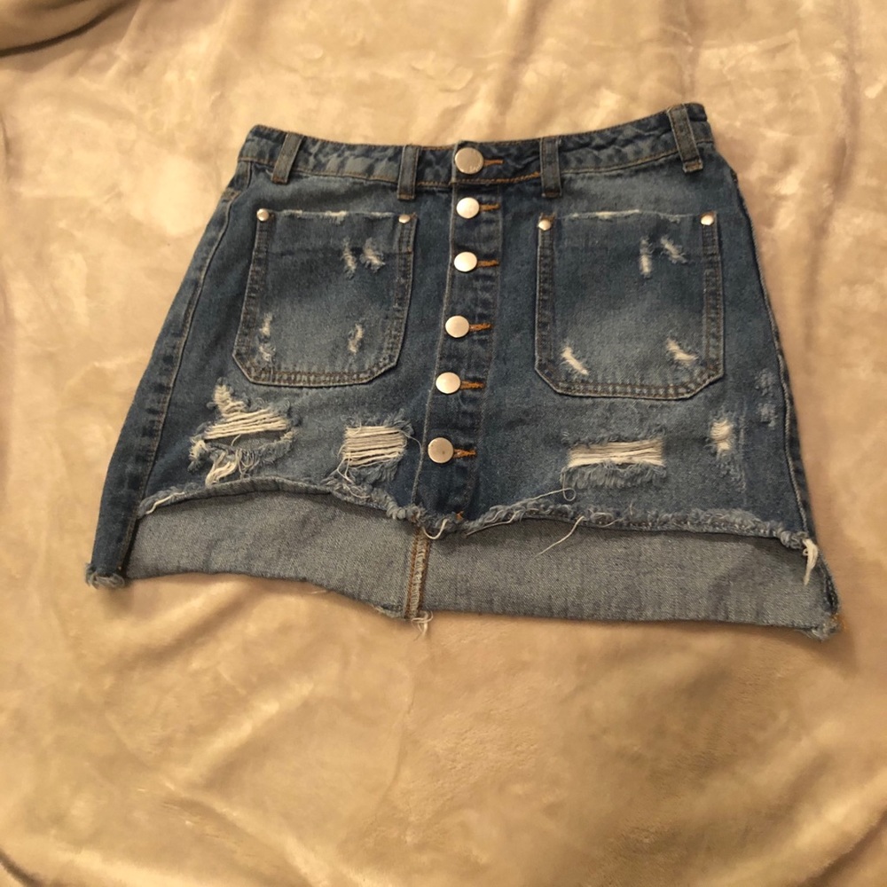 LAST CHANCE Signature8 Distressed Denim Skirt Size Medium Medium Wash Blue